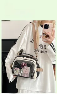 Selfie miroir d'un sac ita en toile avec fenêtre transparente pour badges de manga