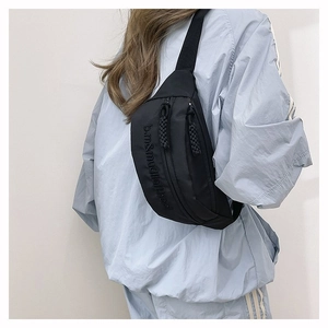 Sac de poitrine noir décontracté en nylon avec logo embossé et double fermeture