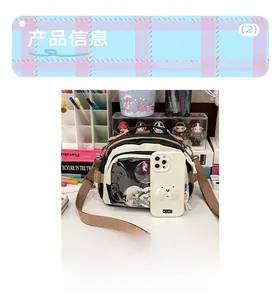 Sac Ita en toile noir et blanc avec fenêtre PVC à côté d'un smartphone pour l'échelle de taille
