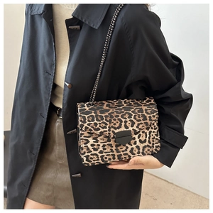Detail der Leoparden-Umhängetasche mit schwarzer Kette und Metallverschluss für Damen
