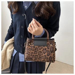 Détail du sac cabas léopard avec poignées en bois et bandoulière réglable pratique