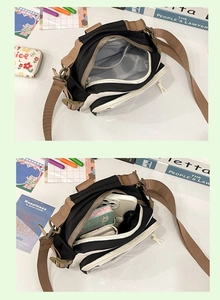 Détail d'un sac bandoulière en nylon noir et blanc montrant la capacité de rangement intérieure