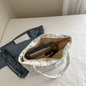 Vue de dessus du sac fourre-tout en toile montrant l'espace pour tablette et parapluie