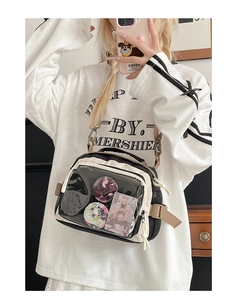 Détail d'un sac bicolore avec fenêtre en PVC transparent pour badges et cartes animées