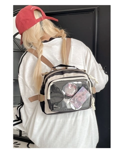 Détail de la poche transparente en PVC sur un sac à dos en toile pour badges de manga