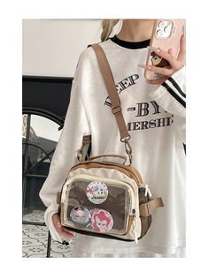 Vue détaillée du sac Ita japonais avec fenêtre en PVC transparent et badges de dessins