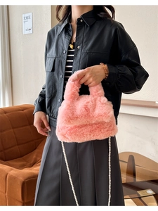 Sac à main rose en fausse fourrure douce avec élégante bandoulière en perles blanches