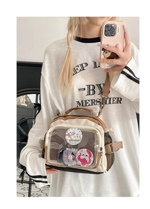 Détail du sac ita JK montrant la fenêtre PVC pour badges et la toile beige robuste