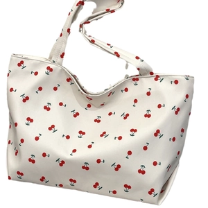 Grand sac cabas blanc minimaliste avec imprimé cerises et bandoulière pour un usage quotidien