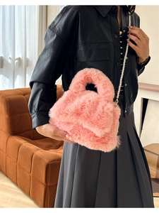 Détail du sac à main rose en peluche avec bandoulière en perles et texture fausse fourrure