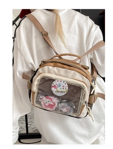Détail de la fenêtre PVC transparente sur sac ita beige avec badges personnalisés