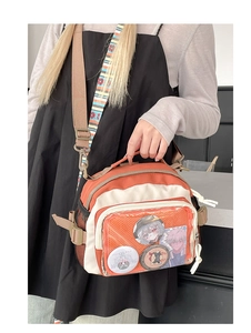 Détail du sac JK avec fenêtre PVC pour badges et bandoulière large à motifs