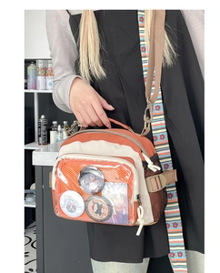 Détail du sac à bandoulière orange avec une fenêtre transparente en PVC pour badges