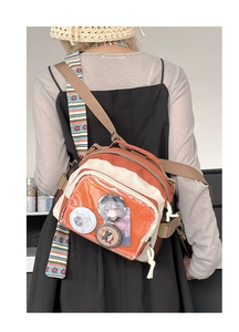 Détail du sac Itabag en toile orange avec sangle rayée et fenêtre de présentation PVC