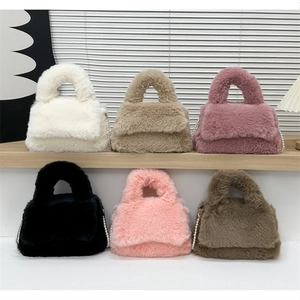 Sacs à main en peluche en six couleurs avec bandoulière perle sur une étagère