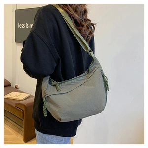 Détail du sac bandoulière croissant vert armée en tissu nylon texturé hydrofuge
