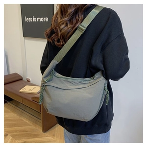 Détail du sac à bandoulière vert olive à grande capacité avec sangle réglable et cordon
