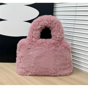 Détail du sac à main en peluche rose avec chaîne de perles et texture douce