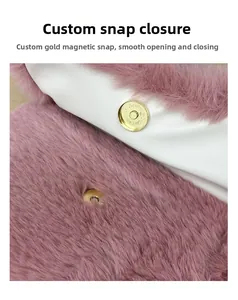 Détail du sac en peluche rose montrant le fermoir magnétique doré et la doublure