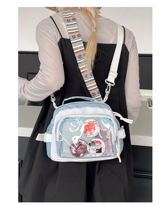 Détail du sac ita bleu et blanc avec grande fenêtre en PVC et badges de personnages