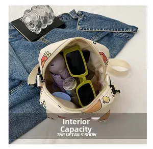 Vue intérieure du sac bandoulière en toile montrant une grande capacité pour accessoires
