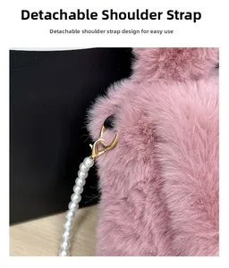 Gros plan du sac en peluche rose avec bandoulière amovible en perles et fermoir doré
