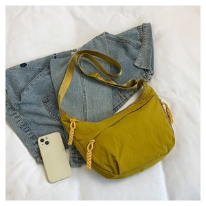 Détail d'un sac demi-lune en nylon jaune vif avec tirette de fermeture éclair tressée