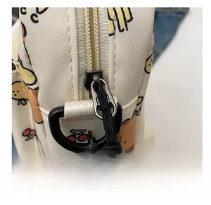 Détail de la fermeture éclair métallique avec cordon noir sur un sac carré en toile