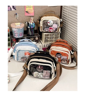 Vue détaillée de quatre sacs Ita en noir, brun, orange et bleu avec fenêtres PVC claires