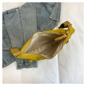 Vue détaillée du sac fourre-tout en nylon jaune moutarde avec intérieur spacieux et sangle