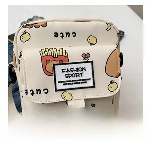 Gros plan d'un sac bandoulière en toile beige avec motifs de dessins animés mignons