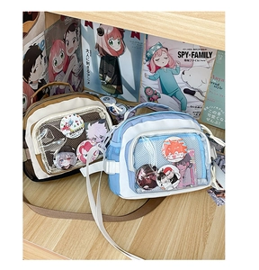 Détail de sacs ita style JK avec fenêtres transparentes montrant des badges animés