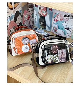Détail du sac ita montrant la fenêtre transparente et les sangles réglables des sacs à dos