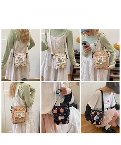 Vue détaillée des petits sacs bandoulière en toile avec imprimés de dessins animés