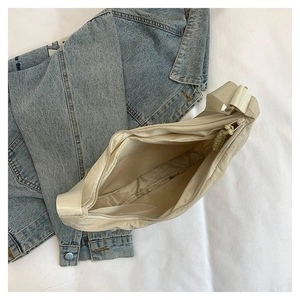 Vue de dessus de l'intérieur spacieux du sac fourre-tout en nylon beige avec fermeture