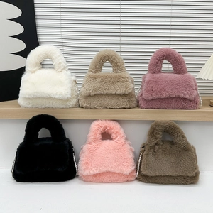 Sacs à main en peluche avec chaînes en perles en plusieurs couleurs présentés dans un décor moderne