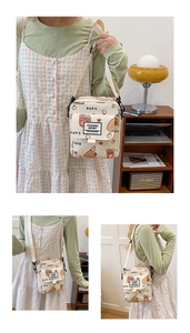 Vue détaillée du petit sac bandoulière avec motifs ours mignons et sangle réglable