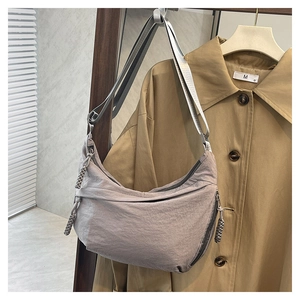 Détail du sac bandoulière croissant lilas avec double fermeture éclair et cordons