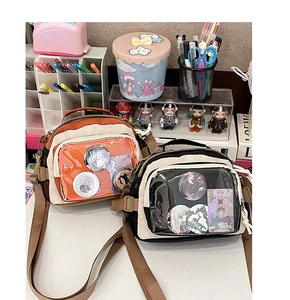 Détail du sac Ita JK avec grande fenêtre en PVC transparent pour badges et cartes anime