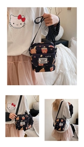 Vue détaillée du sac à bandoulière noir à motifs avec sangle en nylon réglable