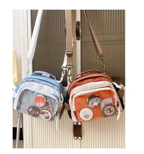 Détail du sac ITA avec grande fenêtre en PVC transparent pour badges d'anime