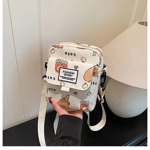 Vue détaillée du mini sac bandoulière en toile avec motifs de capybara et sangle en tissu