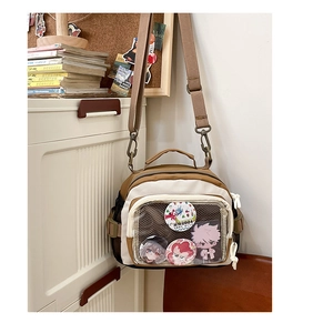 Détail d'un sac ita en toile beige avec fenêtre PVC pour exposer des badges animés