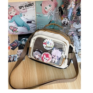 Détail du sac ita crème et marron avec fenêtre en PVC transparent pour badges d'anime