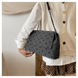 Détail du sac cabas gris foncé à pois avec bandoulière chaîne et petits nœuds