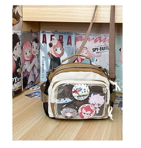 Détail de la fenêtre transparente et de la poche filet latérale du sac ita en toile