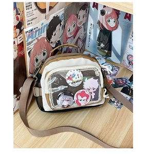 Détail du sac ita blanc et marron avec poche transparente pour exposer des pins d'anime