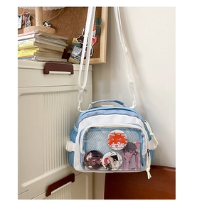 Détail du sac bandoulière en toile bleu et blanc avec poche PVC pour badges d'anime