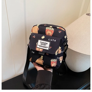 Détail du petit sac à bandoulière noir avec motif de dessin animé ours et frites mignon