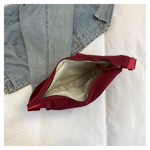 Détail intérieur du sac cabas spacieux en nylon bordeaux avec doublure et fermeture éclair